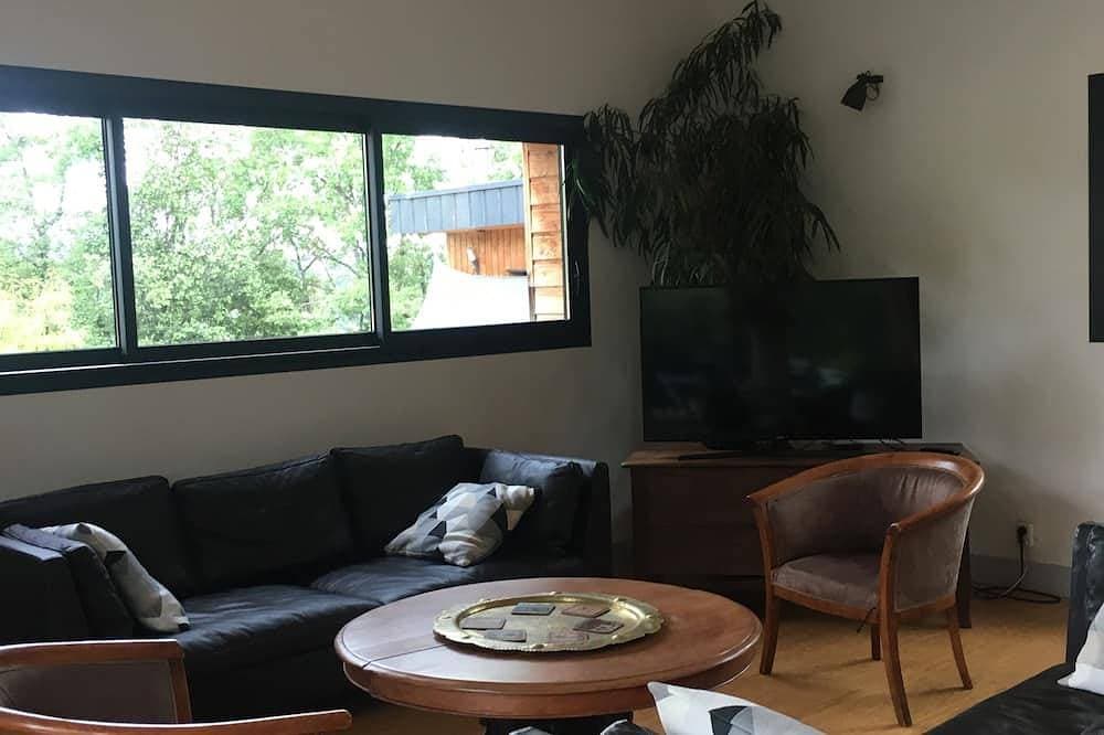 Foto 8 von 20: Modernes Holzhaus mit Pool auf großem ruhigem Grundstück.