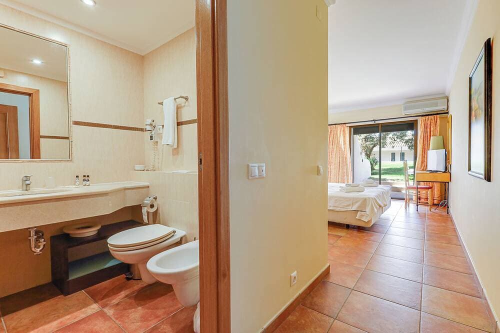 Foto 12 von 30: 2 bedroom apartment with swimming pool 2m from Sra. da Rocha beach.