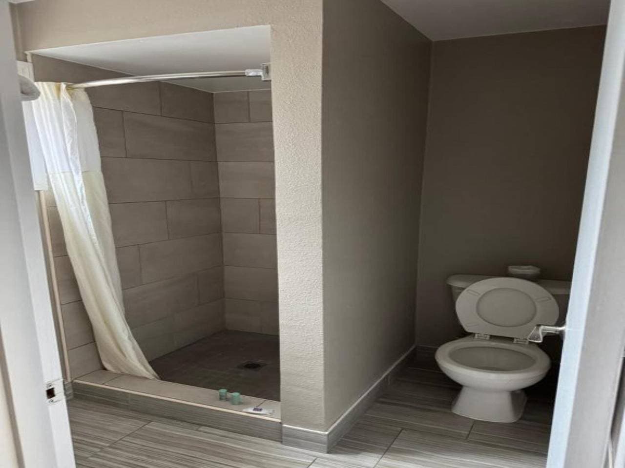 Foto 10 von 14: Ms6 Vancouver|1 Queensize-Bett|Suite|Nichtraucher