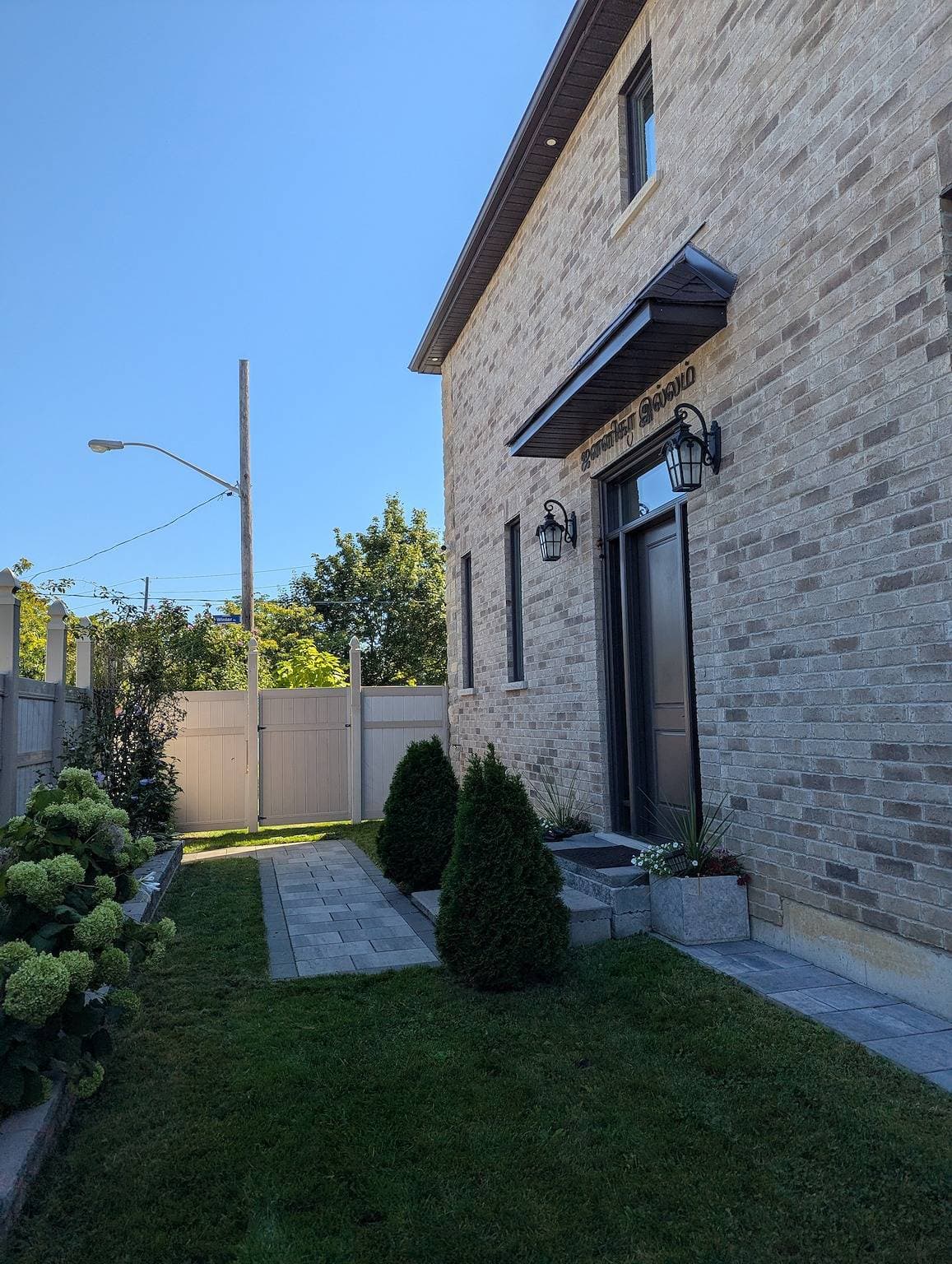 Privates Zimmer mit eigenen Einrichtungen im Apartment in Toronto 1
