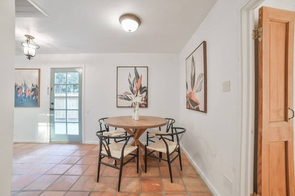 Foto 5 von 36: Charming Fig Garden Village Spanish style home!