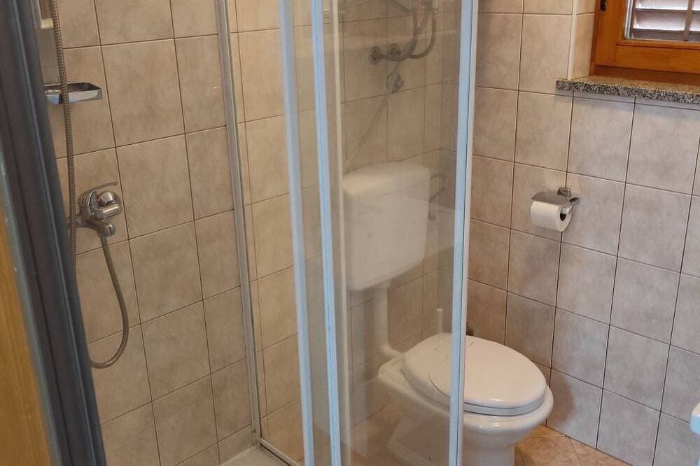 Foto 12 von 30: \"Valentino\" mit Blick auf das Wasser