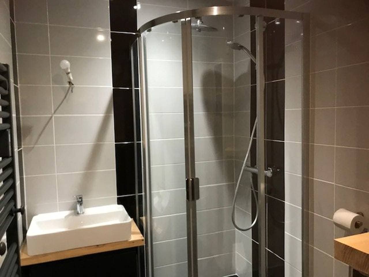Foto 6 von 15: Studio-Kabine f. 5 Pers - Direkt an Pisten - Überdachter Parkplatz - Balkon
