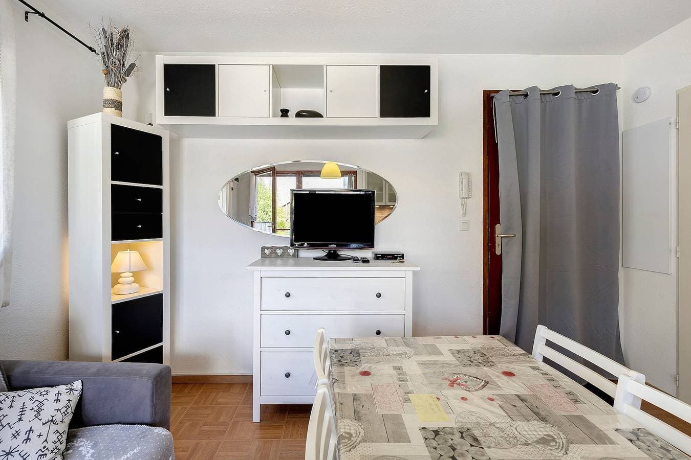 Foto 7 von 29: Studio-Apartment 'La Joue Du Loup' mit Bergblick und Balkon