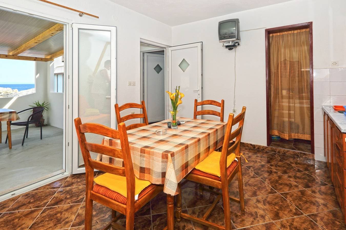 Foto 10 von 25: 2-Zimmer-Ferienwohnung am Strand Bucht Zarace, Hvar -a