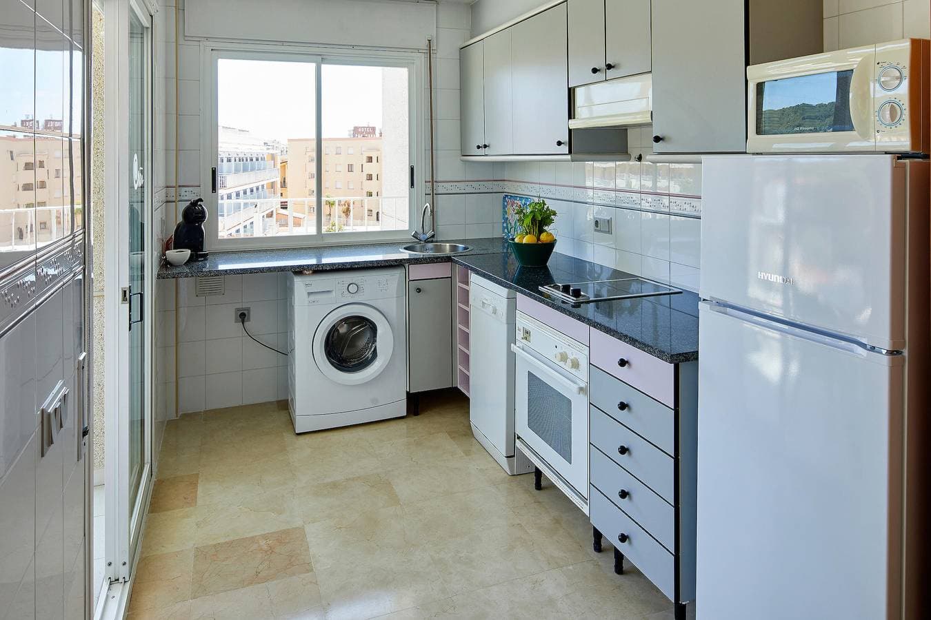 Foto 3 von 11: Wohnung 3 Erwachsene STRAßENANSICHT