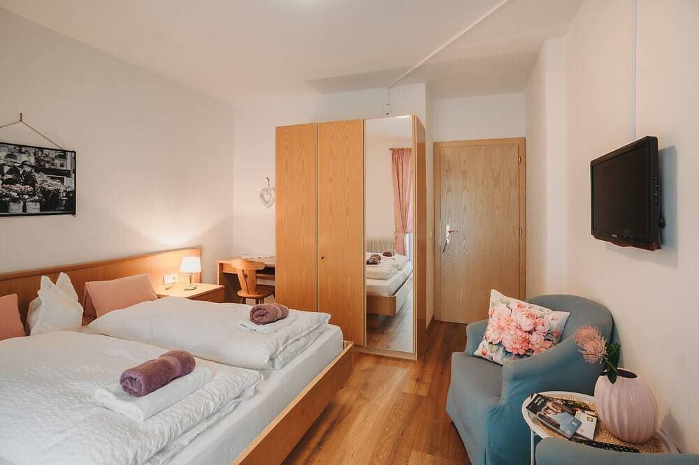 Foto 8 von 20: Zimmer „Rosé“ mit Bergblick, Gemeinschaftspool und WLAN