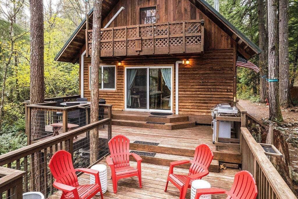 Foto 9 von 42: Exquisite and Comfy Riverside Retreat, Huge Deck, Two Fire-Tables, BBQ, New Décor and Furnishing