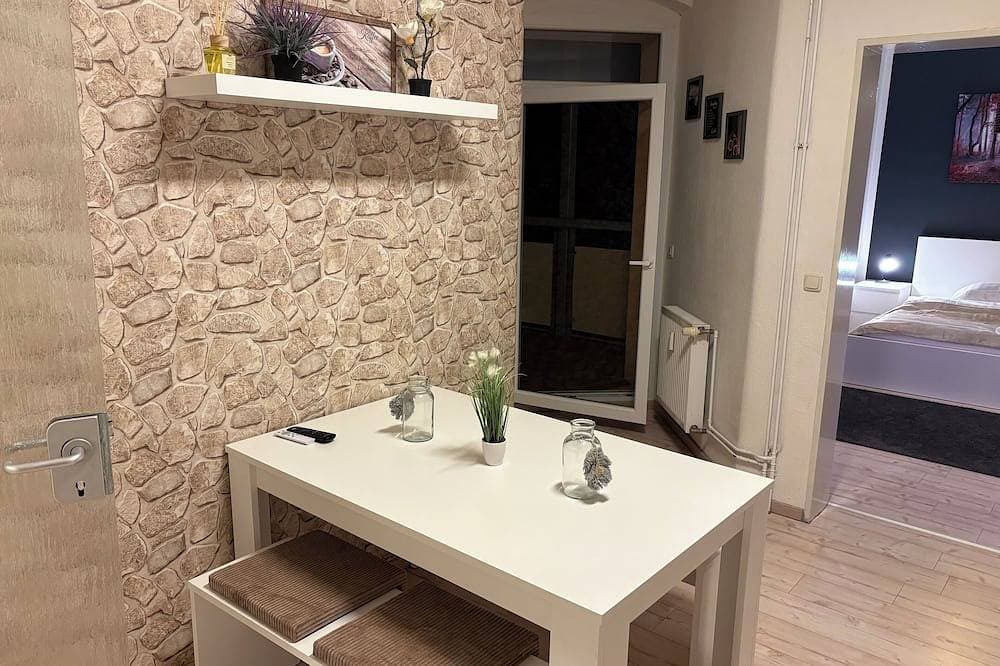 Foto 11 von 30: Modern eingerichtete 3 Zimmer Wohnung Blick auf den Park Balkon und Aufzug