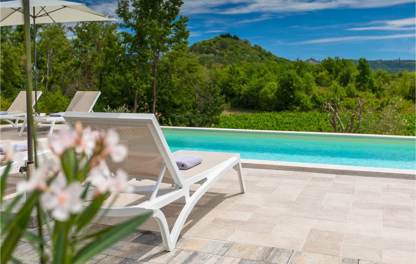 Foto 12 von 37: Gemütliche Ferienwohnung mit Pool und WLAN in der Nähe des Flusses und von Restaurants