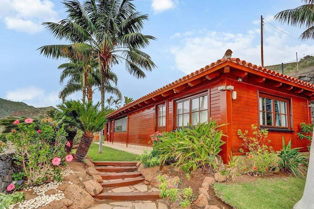 Foto 8 von 26: Wooden House with Private Pool Lush Garden
