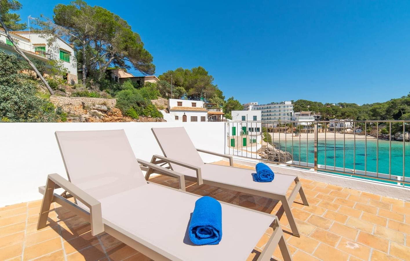 Foto 6 von 27: Gemütliches Strandappartement mit Terrasse - Blick auf Cala Llombards