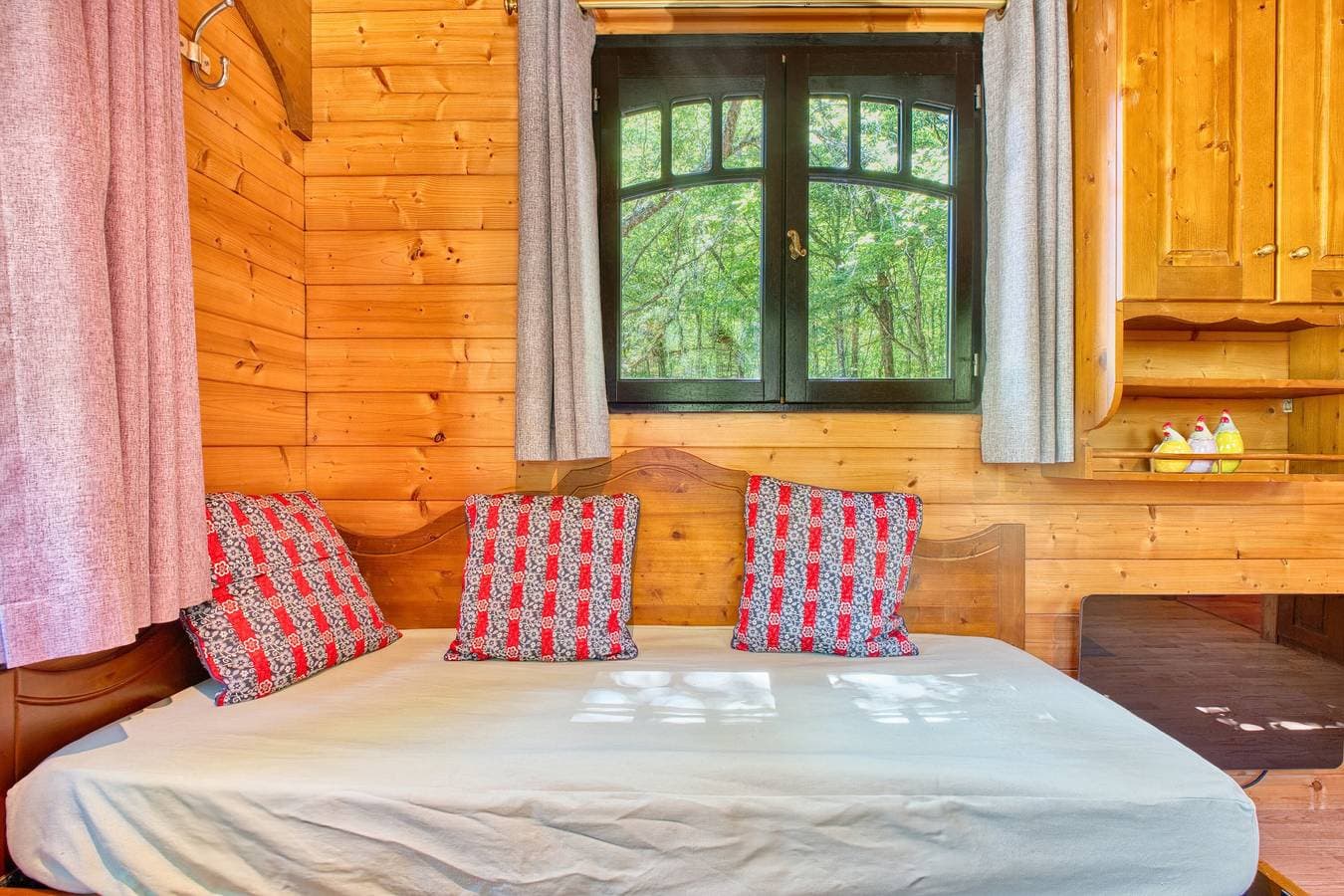 Foto 4 von 26: La Roulotte Jaune – Außergewöhnliche Unterkunft mit gemeinsamem beheiztem Hallenbad