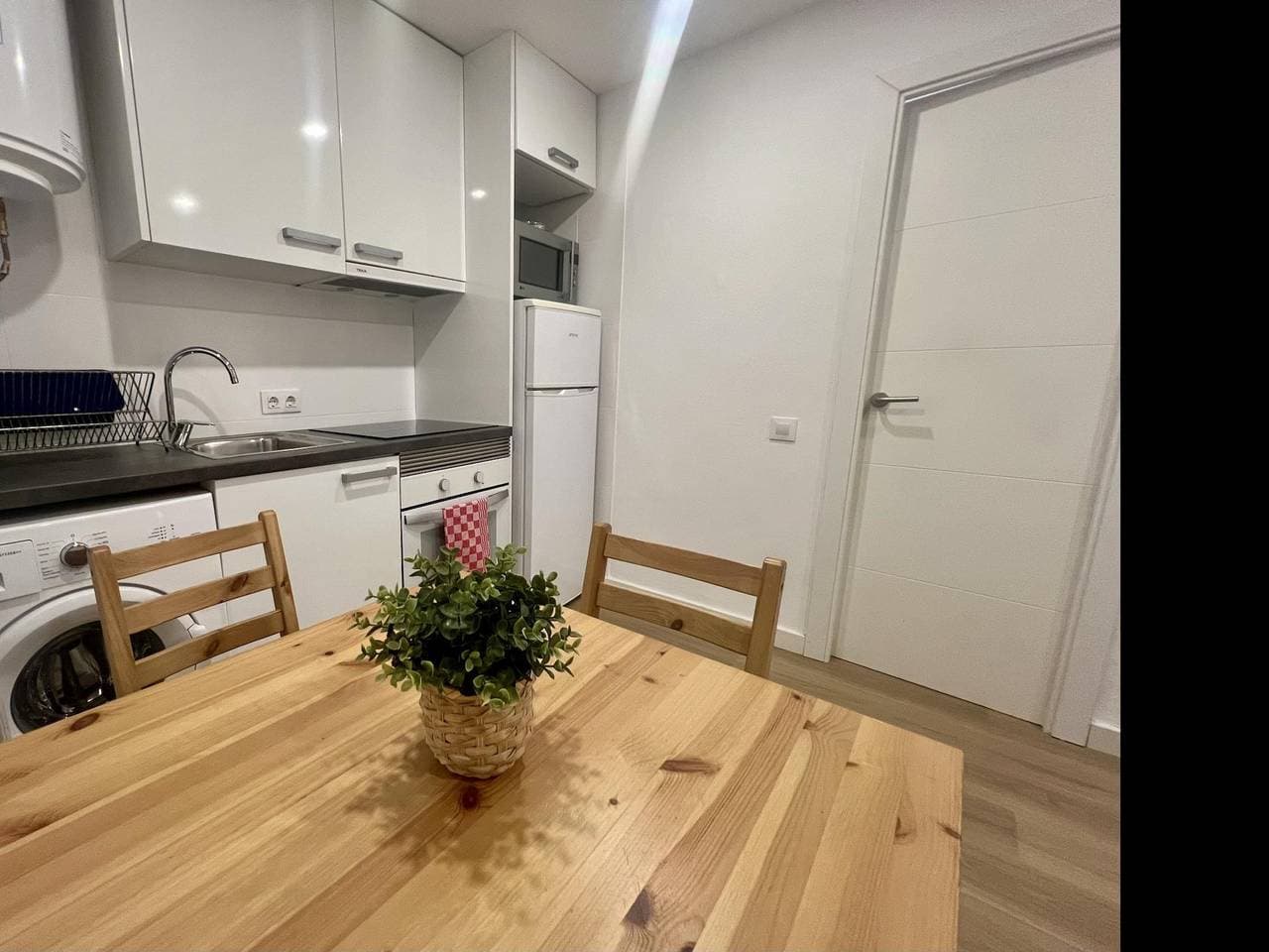 Foto 3 von 12: Modernes Apartment mit AC, WiFi & Küche 400m vom Stadtzentrum entfernt