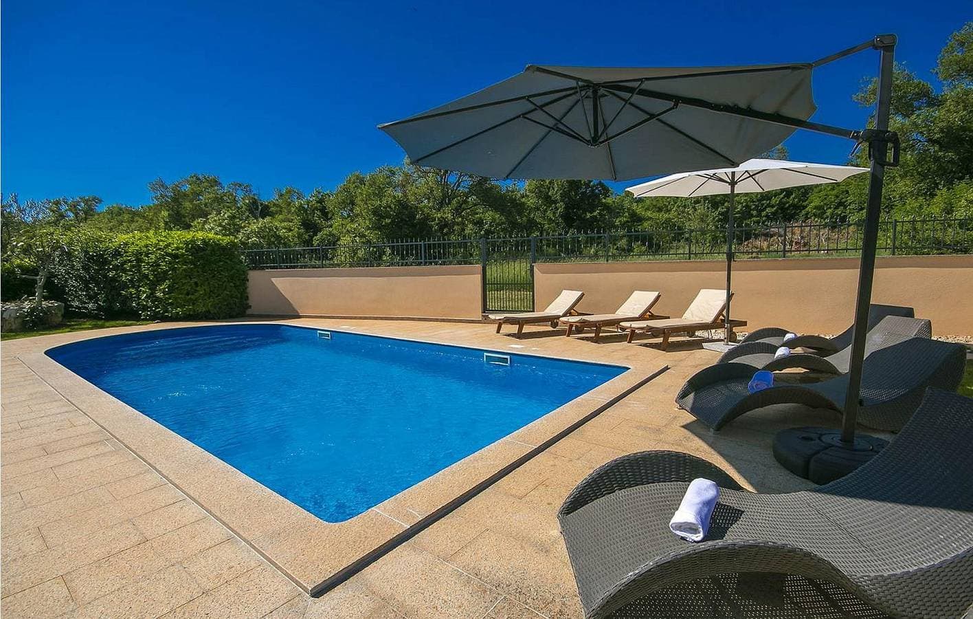 Foto 10 von 25: Charmante Ferienwohnung mit Pool, Terrasse und nur 600 m vom FKK-Strand entfernt