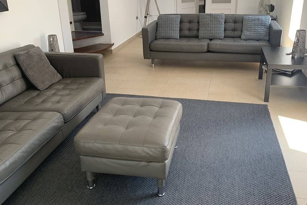 Foto 10 von 30: Eine luxuriöse moderne Villa, einen erstaunlichen privaten Pool und einen großen Garten. Sonderpreise 2019
