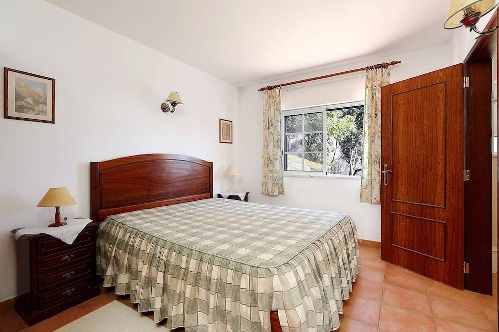 Foto 4 von 22: Schöne Villa, ideal für einen erholsamen Urlaub, mit Pool und Blick auf die Küste.