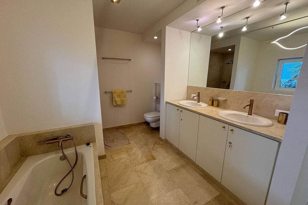 Foto 7 von 30: Luxuriöse, lichtdurchflutete Villa mit Pool, 50 m vom Meer entfernt
