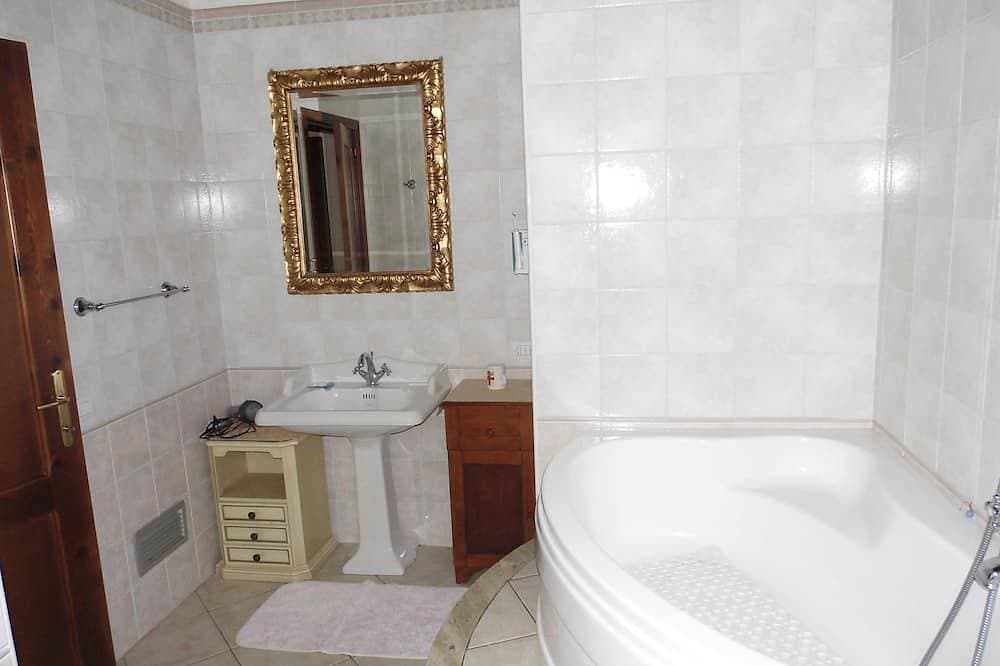 Foto 6 von 25: Panoramablumenvilla mit privatem Pool und Whirlpool, grünem Rasen - WIFI