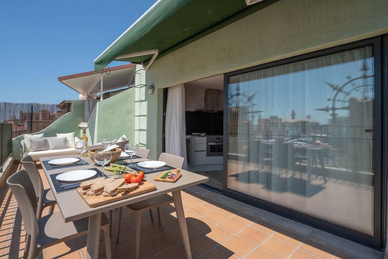 Foto 3 von 46: Ferienwohnung für 4 Personen mit Balkon/Terrasse