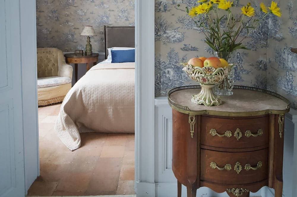 Foto 3 von 30: Manoir de la Salle du Roc - Constance suite King size bed.