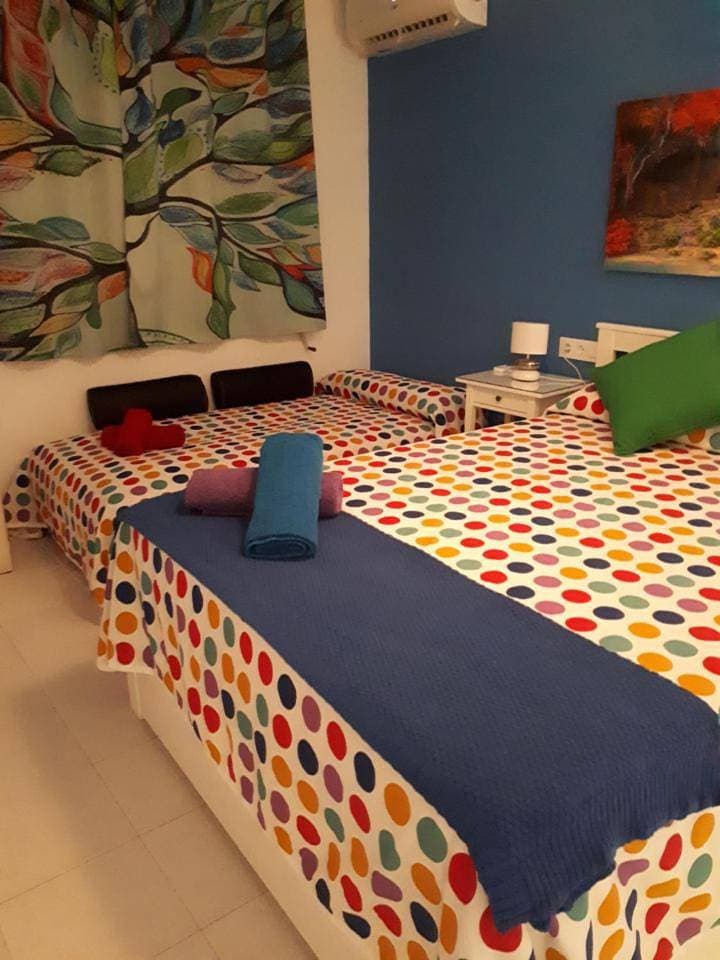 Foto 8 von 48: Large Double Room with Sofa Bed and Private Bathroom