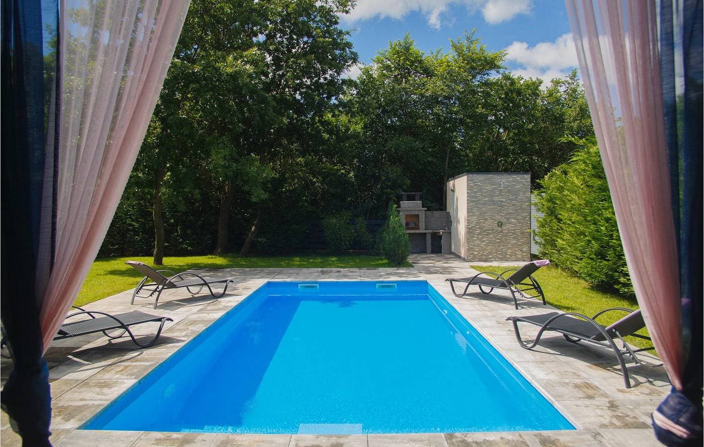 Foto 7 von 40: Geräumige 2-Zimmer-Wohnung mit Pool, Parkplatz und WLAN in der Nähe von Restaurants und dem Stadtzentrum