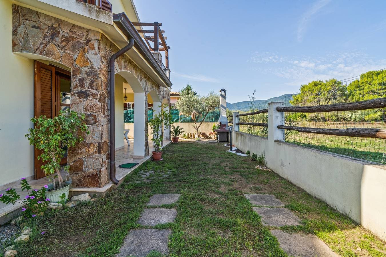 Foto 4 von 25: Ferienhaus Villamara mit Terrasse, Bergblick und Garten; Parkplätze vorhanden
