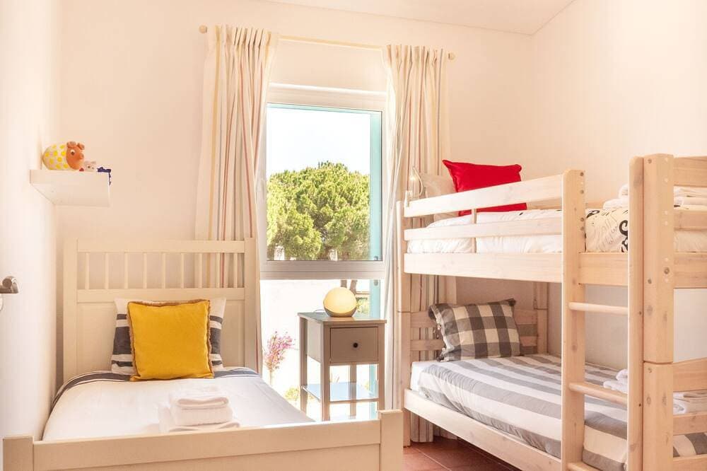 Foto 5 von 30: Casa da Prainha - 2 Bdr/ 200m to the beach/ 3 pools/ Sports friendly