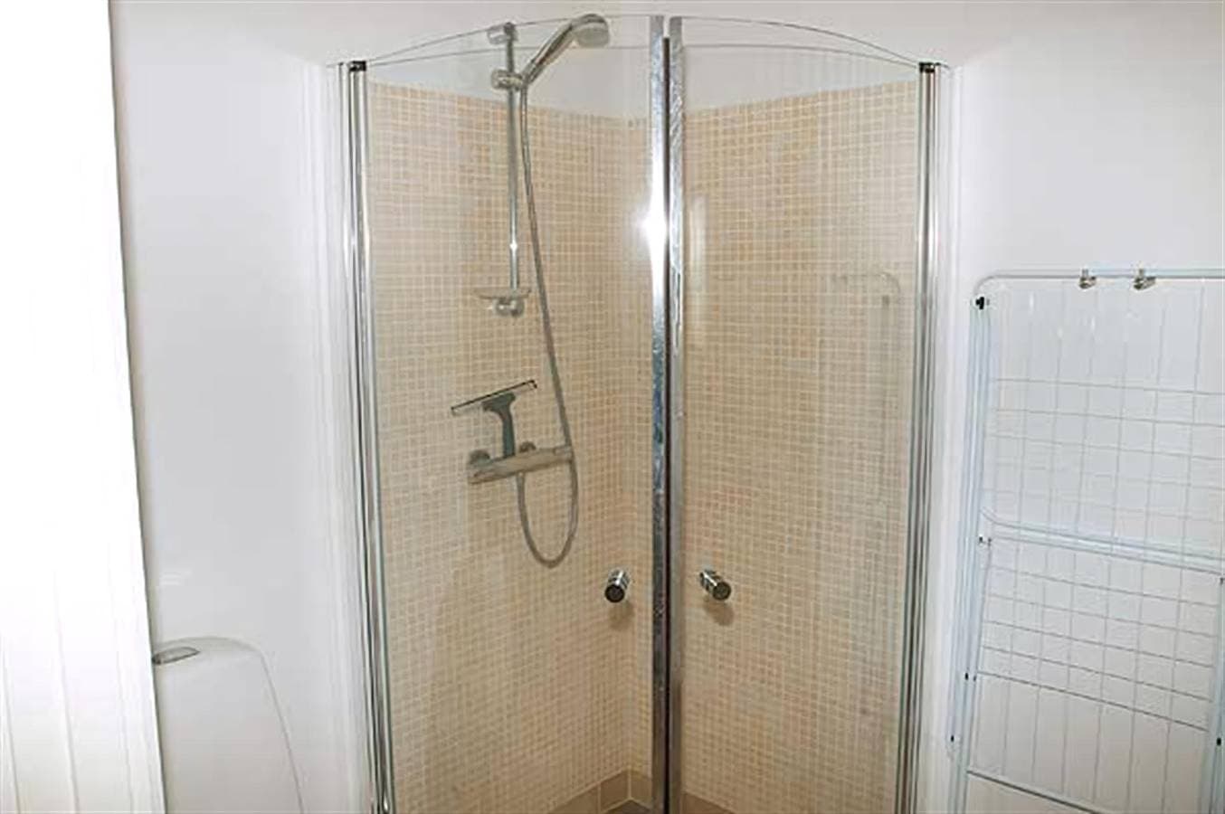 Foto 13 von 17: Awesome apartment in Allinge w/ WiFi, 2 Bedrooms and Outdoor swimming pool