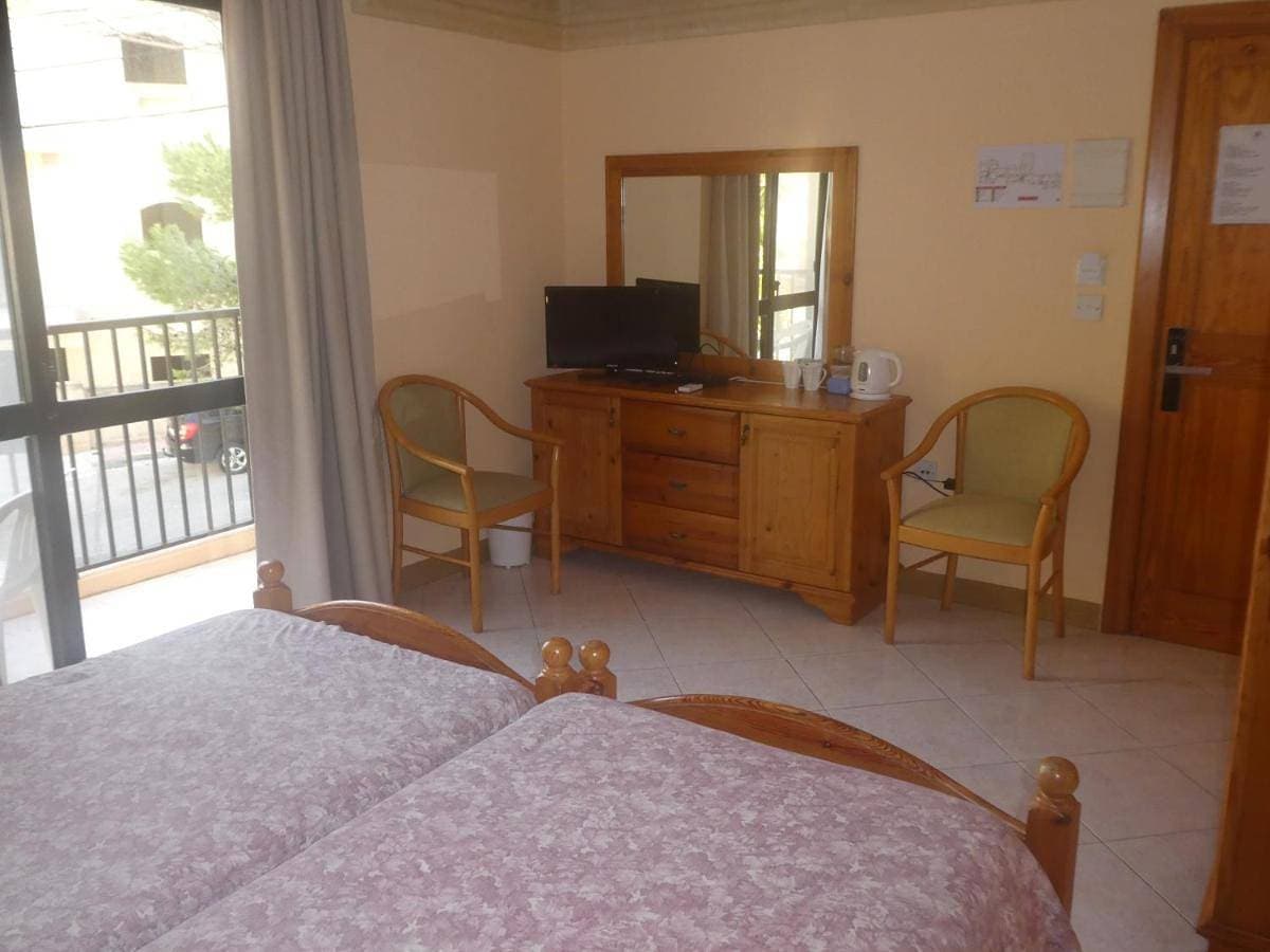 Foto 4 von 19: Economy Double Room