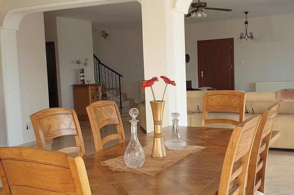 Foto 12 von 26: Spacious Villa With Private Pool, sea and Mountain View