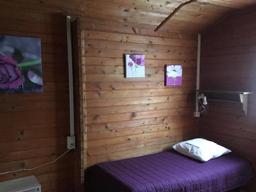 Foto 8 von 44: Les Chalets De Fiolles - Chalet 4 personen - Chalet Pmr Confort - 1 Schlafzimmer - Klimaanlage - TV - BBQ - Reinigung* - 35m2 + überdachte Terrasse von 14m2