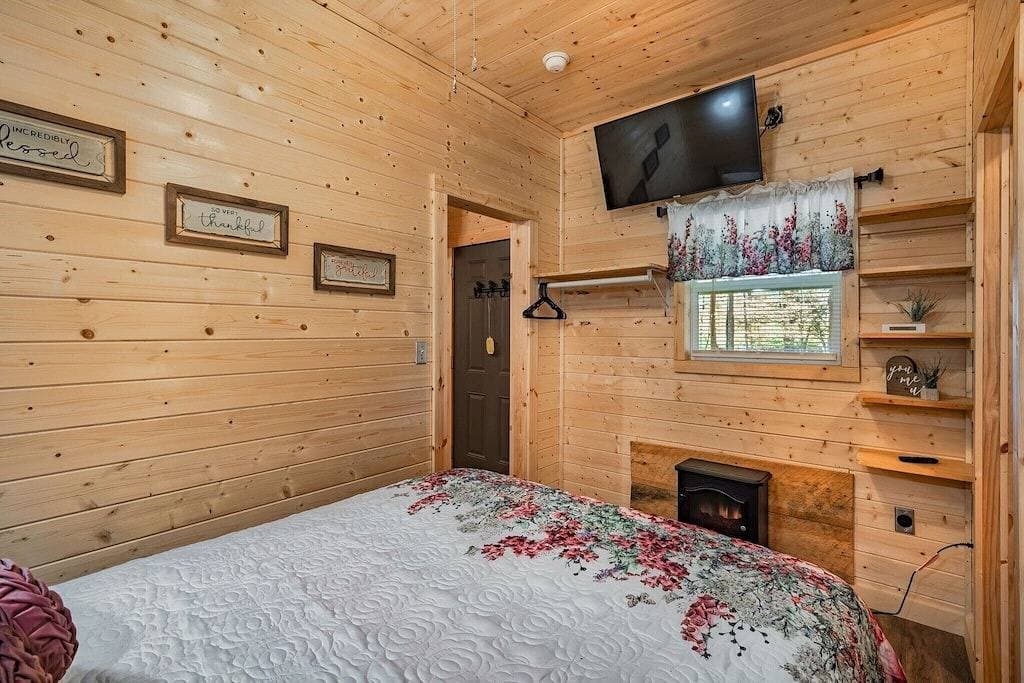 Foto 8 von 36: Cuddling On The Creek Couples only romantic \" Tiny Cabin\" retreat!!!!