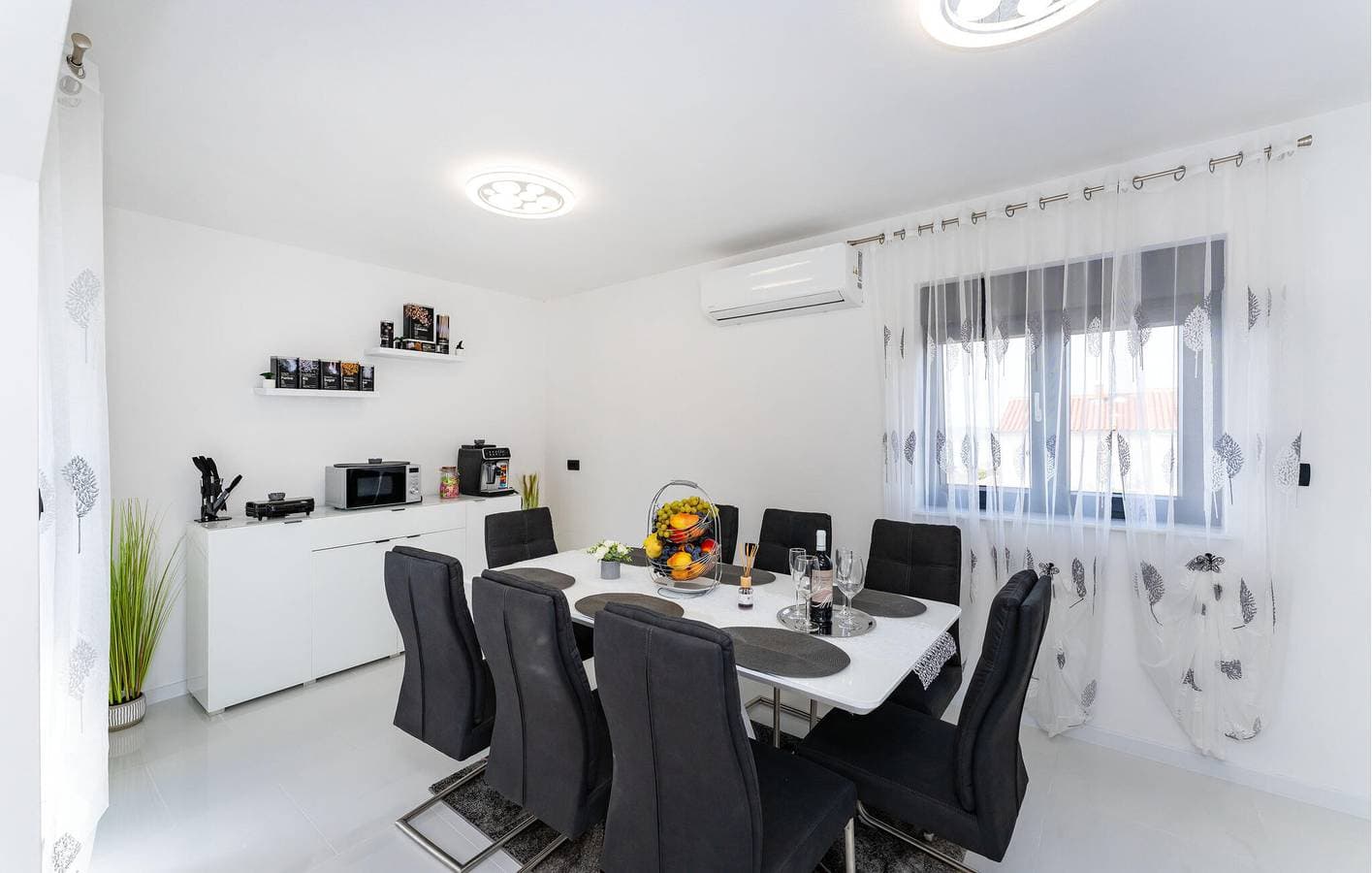 Foto 7 von 37: Urlaub am Meer: Modernes Apartment mit Pool, Terrasse und atemberaubender Aussicht