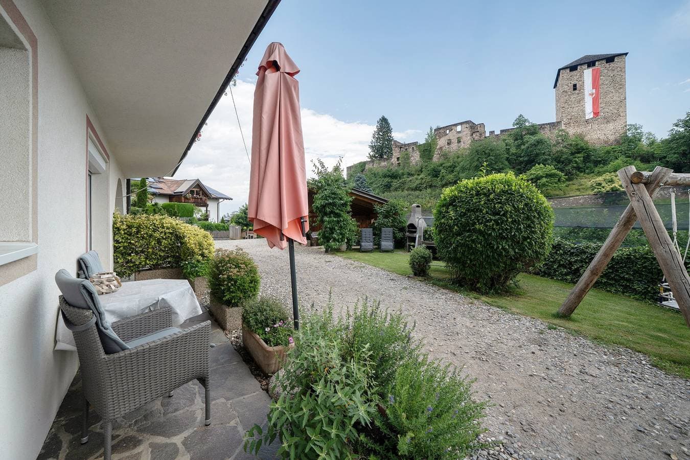 Foto 2 von 22: Ferienwohnung "Mayenburg" mit Bergblick, Gemeinschaftsgarten und Pool
