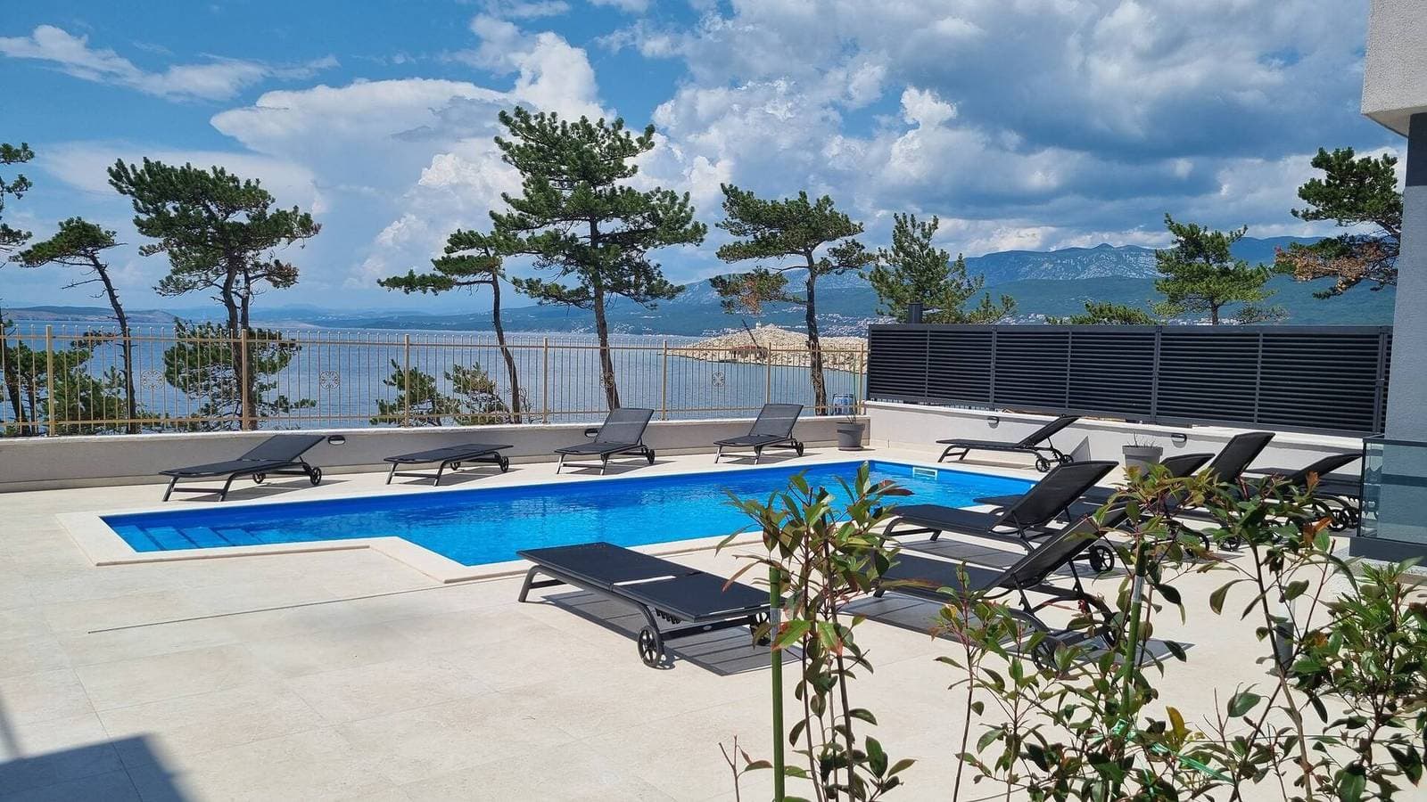 Foto 9 von 13: Luxusapartment Punta Silo - Studio, 30 m vom Meer, Meerblick, Swimmingpool, Außendusche, Smart-TV, Waschraum, privater Parkplatz