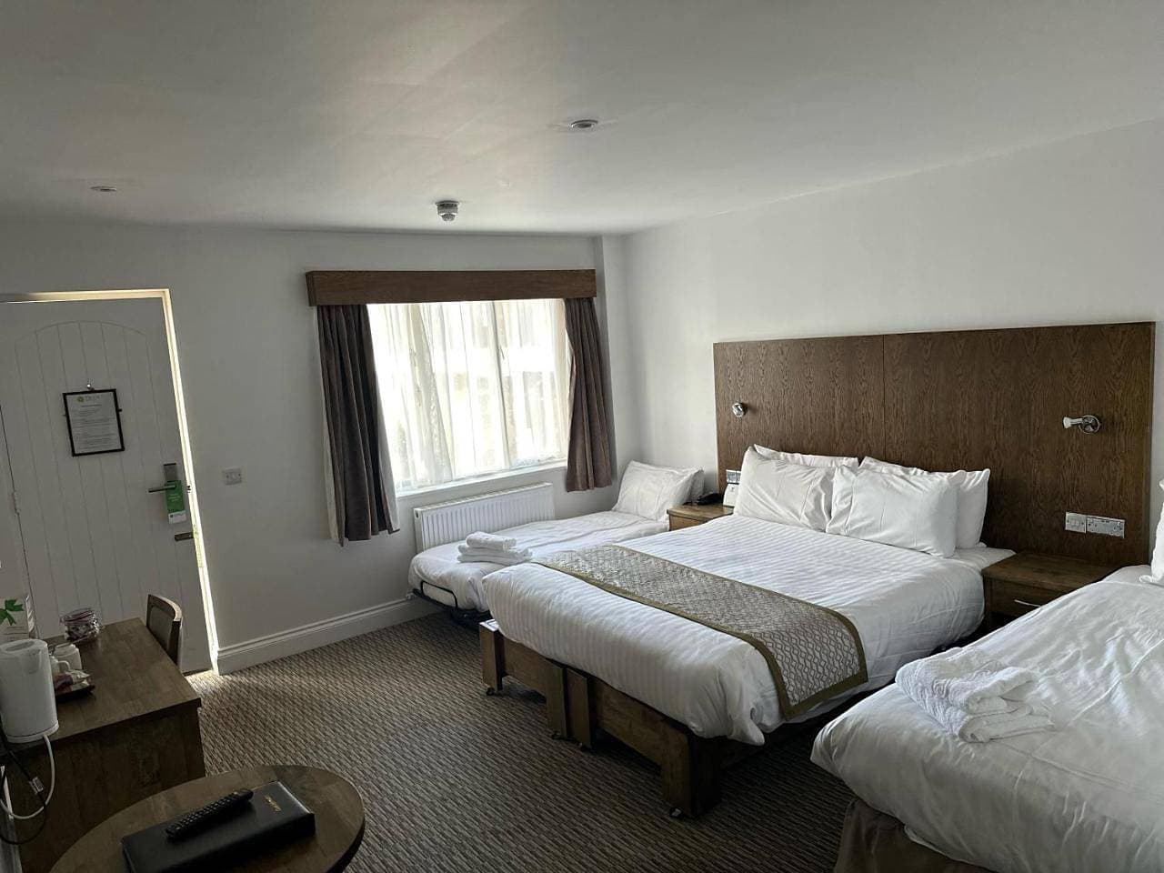 Foto 10 von 12: Family Room with Double and Single Beds - Non-Smoking