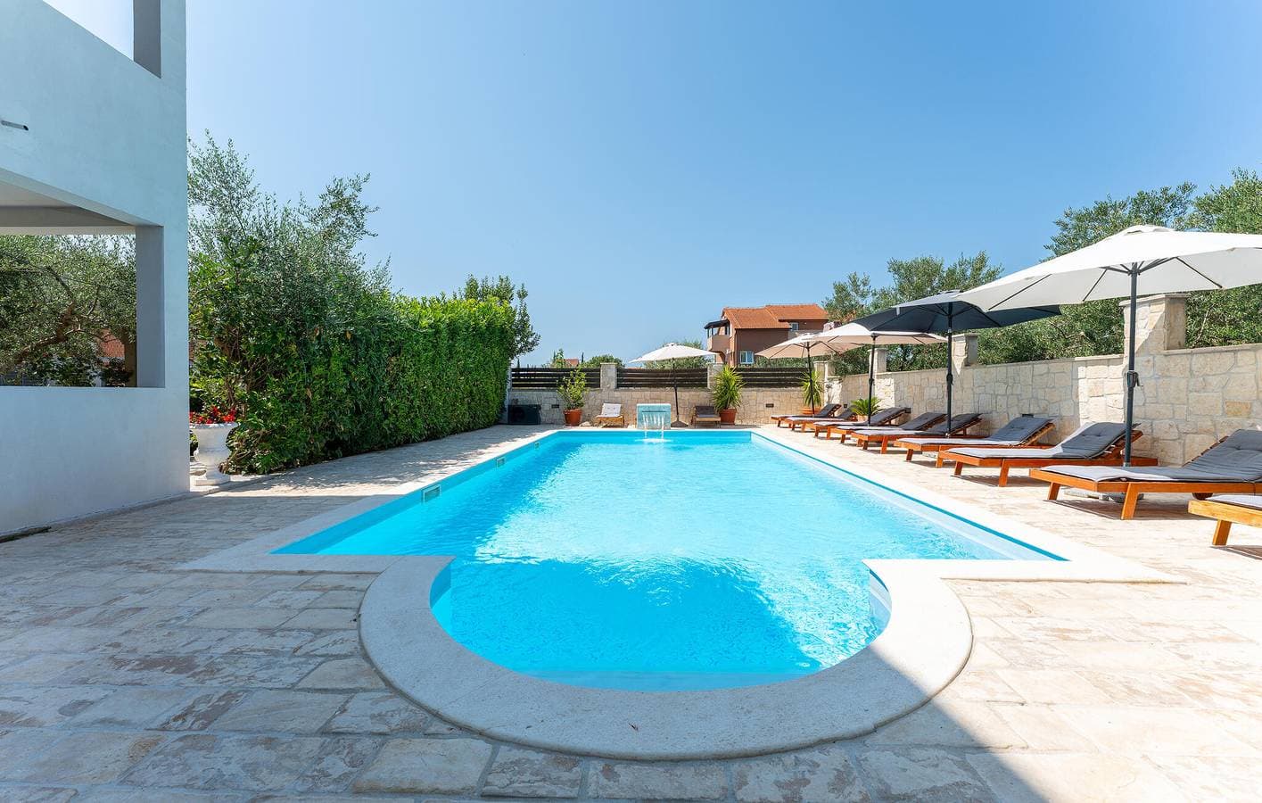 Foto 8 von 25: Reizende Ferienwohnung mit Pool und Terrasse, 1,5 km vom Strand Pod Vruljom entfernt