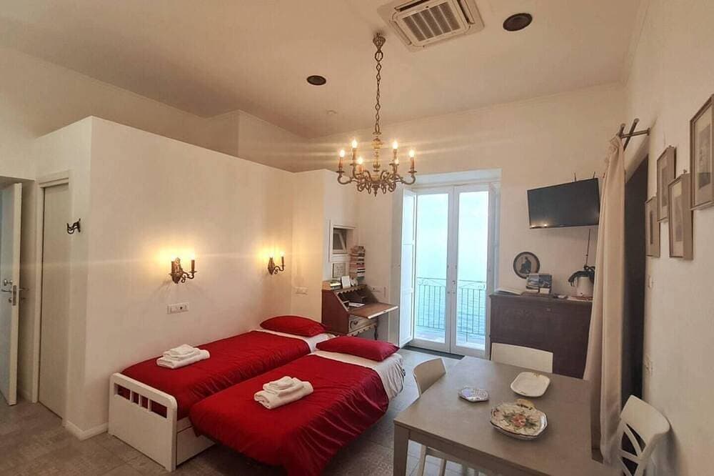 Foto 4 von 16: 2 Bed Flat - Sleeps 4 - Parking - Wifi