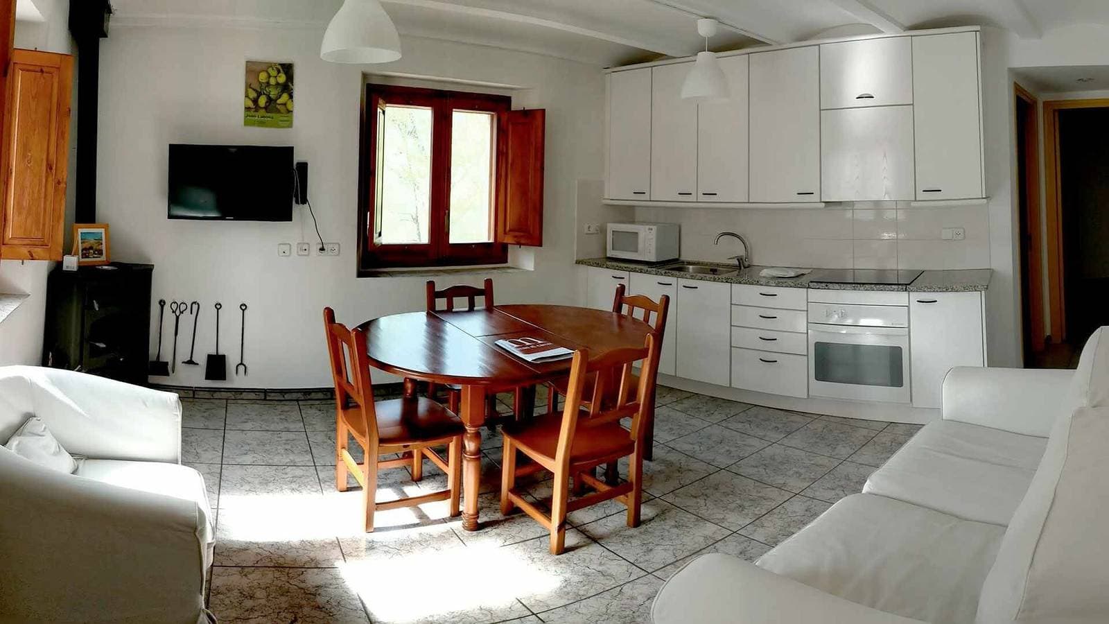 Foto 6 von 39: Ferienwohnung 'Mas El Carrer - Groc' mit Bergblick, Gemeinschaftspool und Wi-Fi