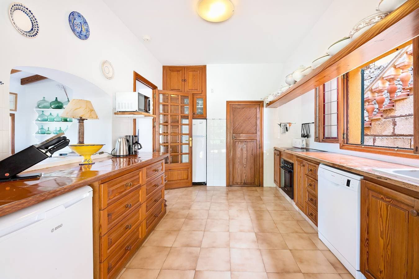 Foto 10 von 27: Villa Es Mirador mit Meerblick, WLAN, Klimaanlage, Terrasse und Garten; Parkplatz vorhanden