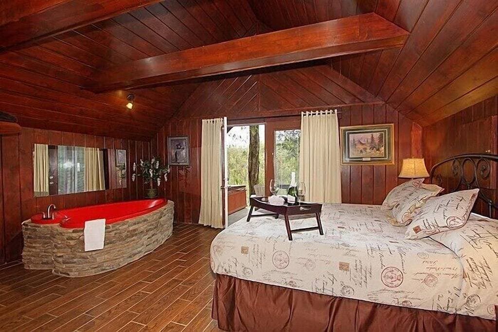 Foto 8 von 16: Über $ 700 in Gratis-Tickets, Herz-Whirlpool, Whirlpool, Kingsize-Bett, Internet, 5 Minuten zum Aquarium