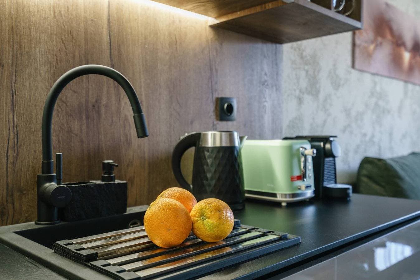 Foto 9 von 20: Stylish Suite w/Hot Tub, 40m from Beach & Taverns!