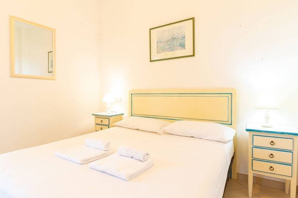 Foto 2 von 22: Diese gemütliche Wohnung befindet sich im Herzen von Torregrande, nur wenige Meter vom Strand entfernt, in einer Wohnanlage direkt am Meer und ist die ideale Lösung für einen entspannten Urlaub auf Sardinien. Die Unterkunft liegt nicht direkt zur Meer