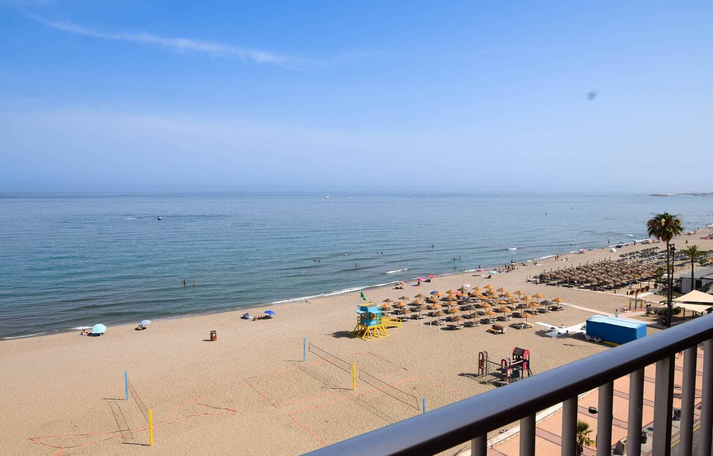Foto 2 von 26: Ref: 276. 2 bedroom seafront apartment with pool and parking