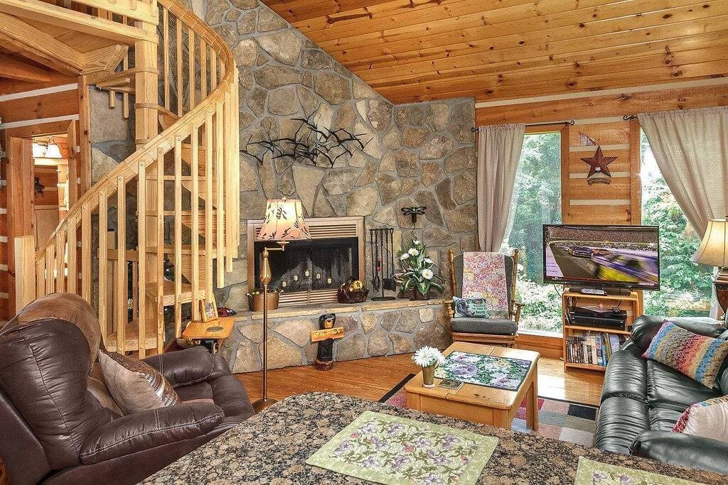 Foto 13 von 21: Eine romantische abgeschiedene Hütte mit Blick auf die Berge, Whirlpool und Holz Kamin!