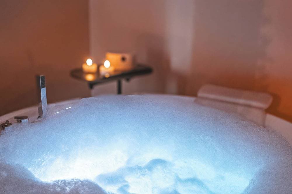 Foto 7 von 11: Romantic chalet - Private Jacuzzi - King size