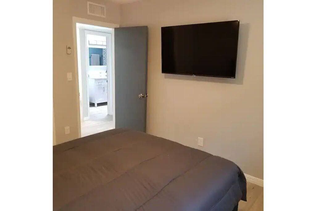 Foto 11 von 24: Eastside Gem! Welcome Home 65\" TV fully remodeled