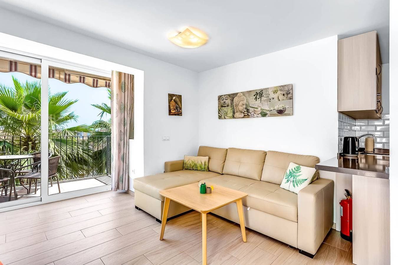 Foto 3 von 25: Ferienwohnung 'Torreblanca Deluxe Holiday Home' mit Meerblick, Gemeinschaftspool & WLAN